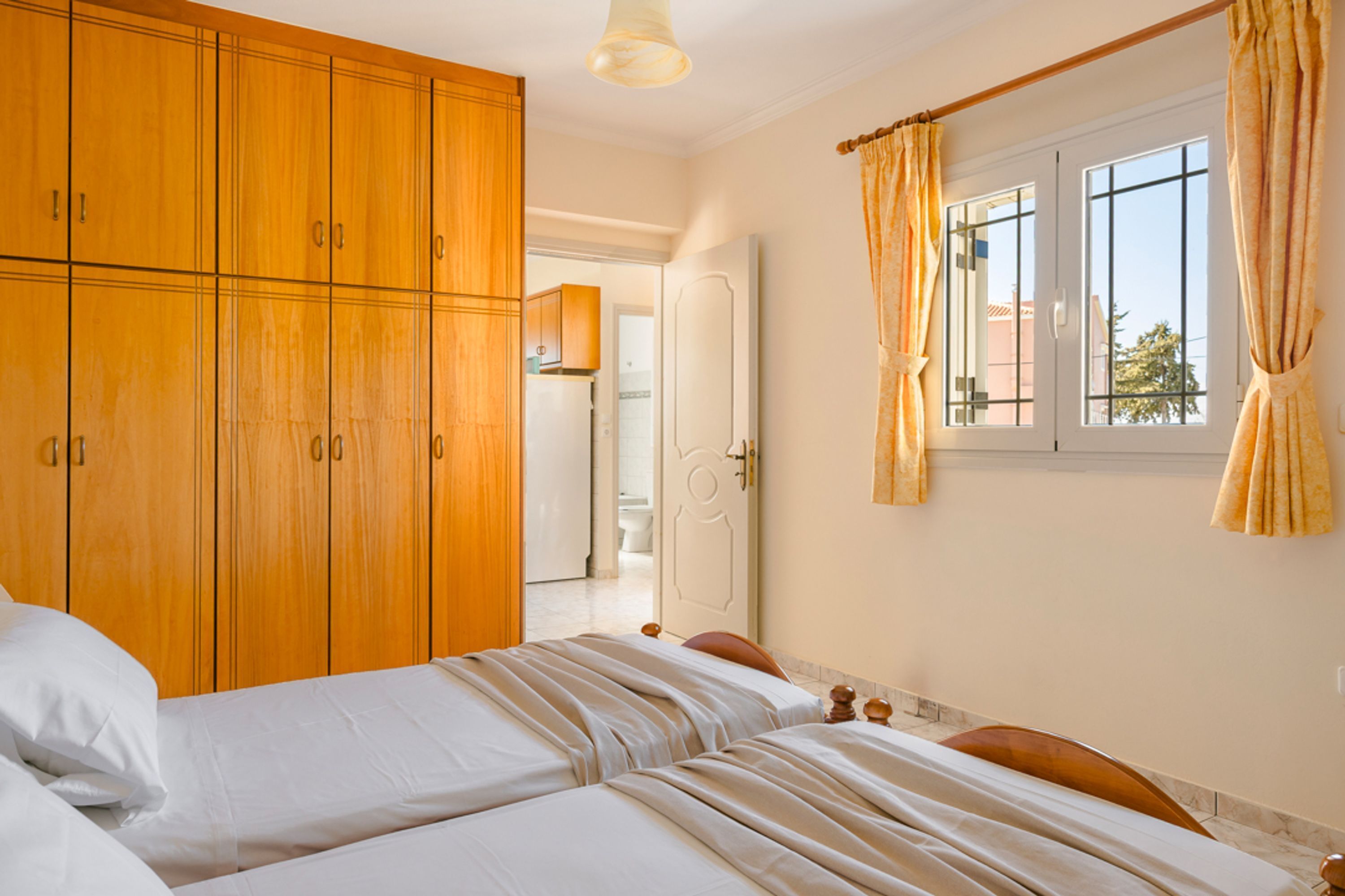 1 quarto, escrivaninha, ferros/tábuas de passar roupa, berço de viagem