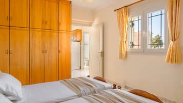 1 quarto, escrivaninha, ferros/tábuas de passar roupa, berço de viagem