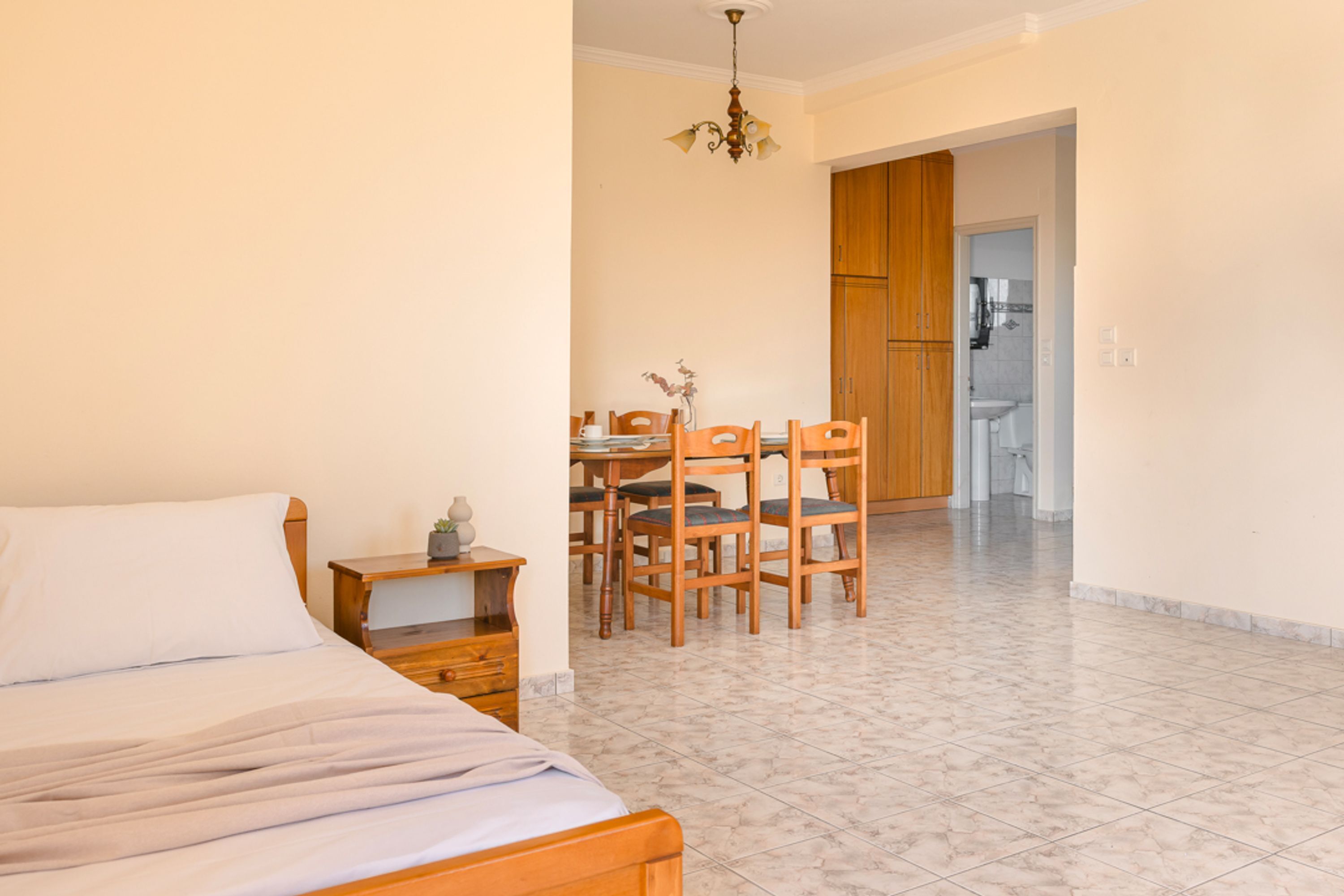 1 dormitorio, escritorio, tabla de planchar con plancha y cuna de viaje