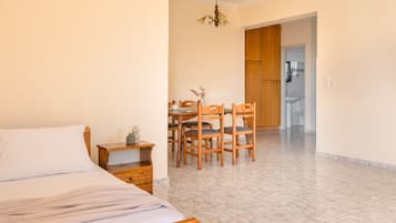 1 dormitorio, escritorio, tabla de planchar con plancha y cuna de viaje