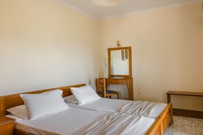 Desk, iron/ironing board, travel cot, free WiFi - Kallithea Apartment for 5 (Lakithra)