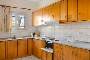 Fridge, toaster, cookware/dishes/utensils, spices - Kallithea Apartment for 5 (Lakithra)