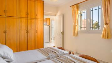 1 dormitorio, escritorio, tabla de planchar con plancha y cuna de viaje