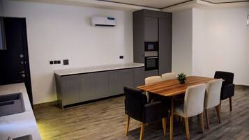 Superior Apartment, City View | Dining