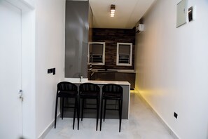 Luxury Apartment, Golf View | Private kitchen | Full-sized fridge, microwave, oven, stovetop - Hotel De Alommah Kubwa Abuja Nigeria (Abuja)