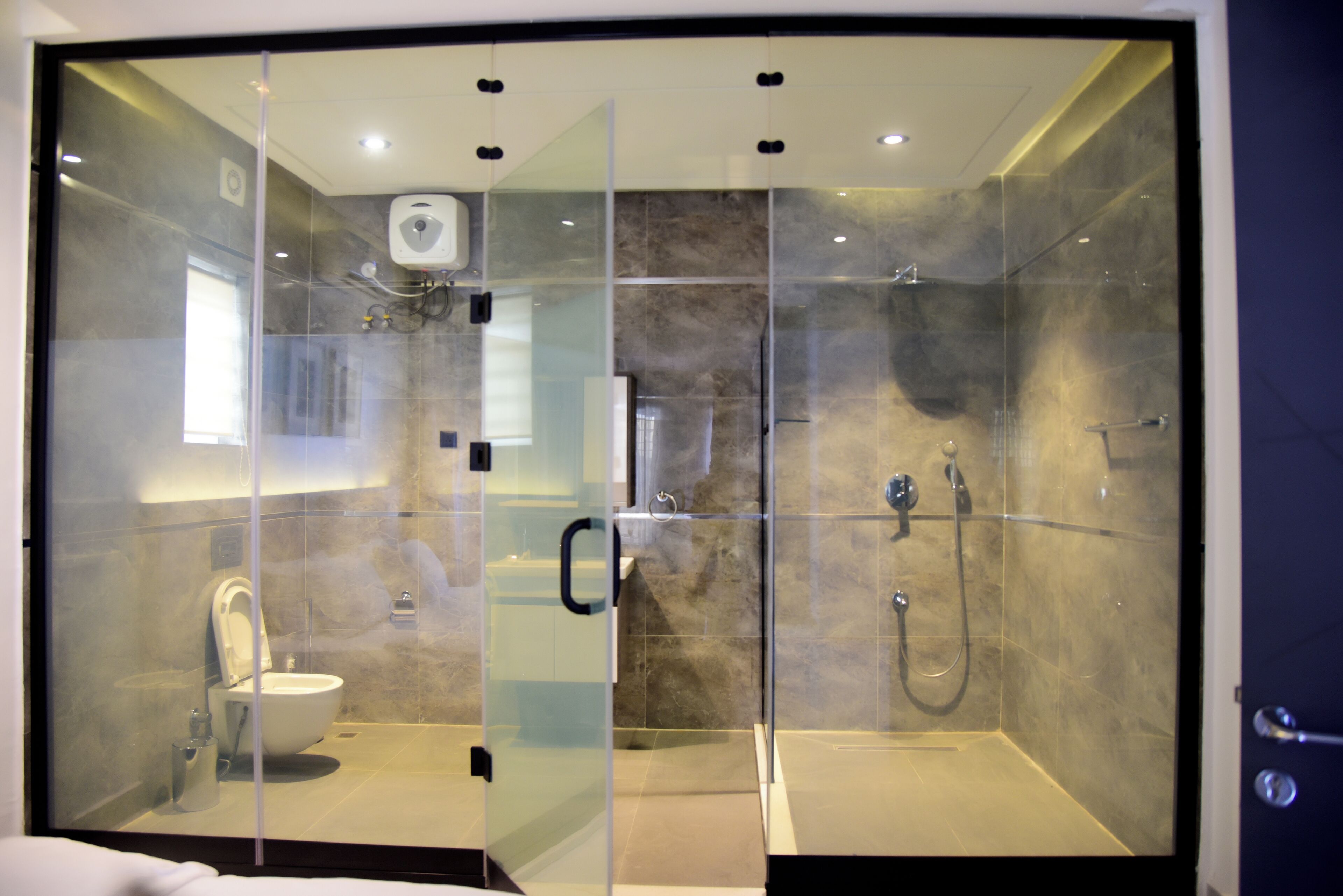Bañera con ducha, artículos de tocador gratuitos, secador de pelo