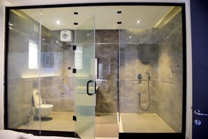Bañera con ducha, artículos de tocador gratuitos, secador de pelo