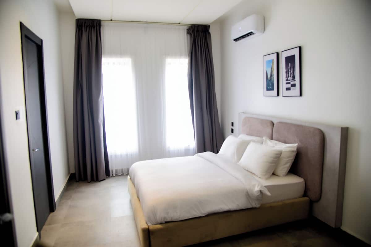 Căn hộ Royal, quang cảnh thành phố | Bàn, khu vực làm việc phù hợp cho laptop, phòng cách âm