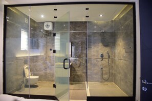 Ein modernes Badezimmer mit Duschkabine, Toilette und Waschbecken.