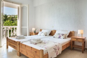 2 bedrooms, desk, iron/ironing board, travel cot - Apartment on First Floor (Minia)