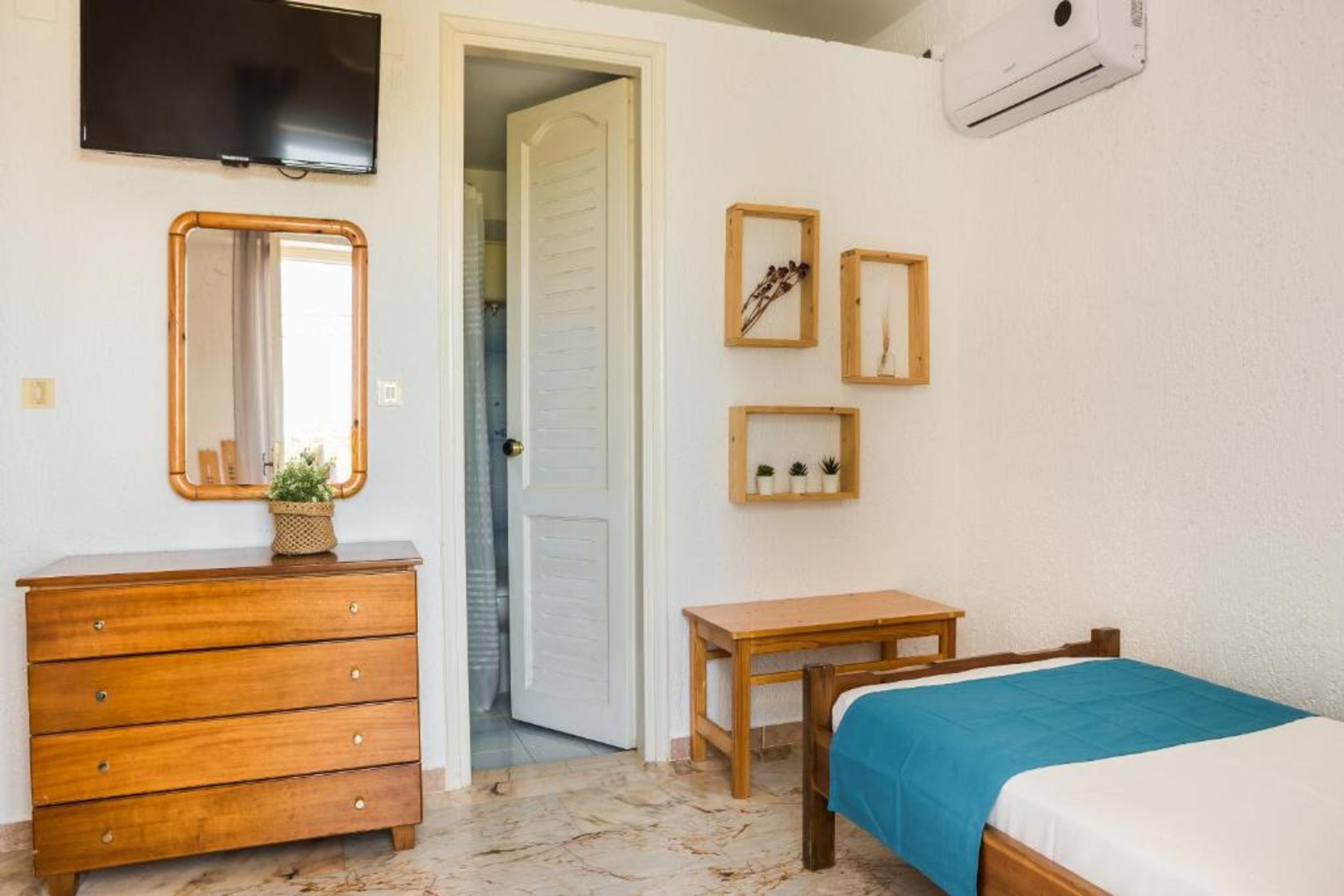 2 habitaciones, escritorio y tabla de planchar con plancha 