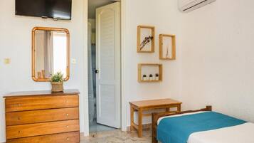 2 habitaciones, escritorio y tabla de planchar con plancha