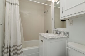 Hair dryer, towels, toilet paper - Charming 3-bedroom house in quiet neighborhood (Wichita)