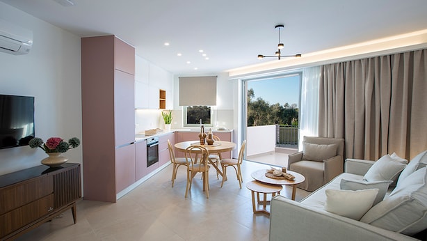 Un appartement moderne comprenant une cuisine, un coin repas et un salon.