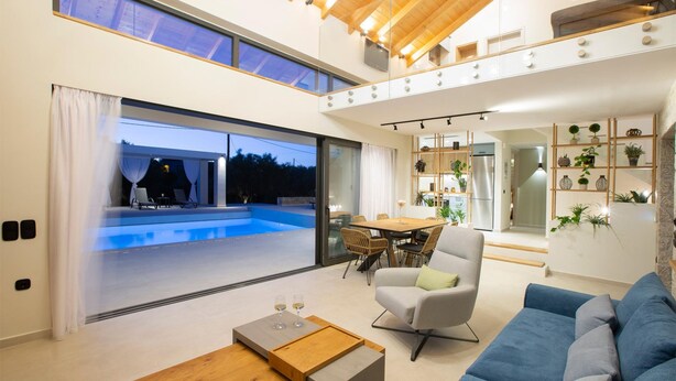 Um interior moderno com piscina, área de jantar e assentos.