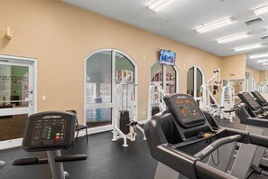 Ein Fitnessraum mit Cardiogeräten, Kraftgeräten und Spiegeln.