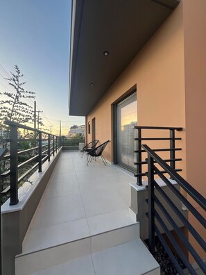 Terrace/patio - OliveVine1 · OliveVine1-Πολυτελές Διαμέρισμα με Θέα Ναύπλιο (Nafplion)