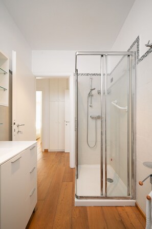 Shower, hair dryer, bidet, towels - Gimber Lofts 2 by Klodge- vintage flat with Wi-Fi (Olbia)