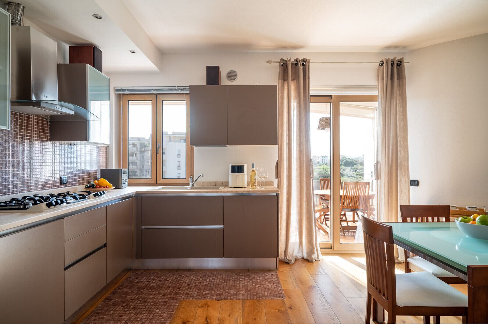 Kylskåp, ugn, diskmaskin och kaffe- och tebryggare