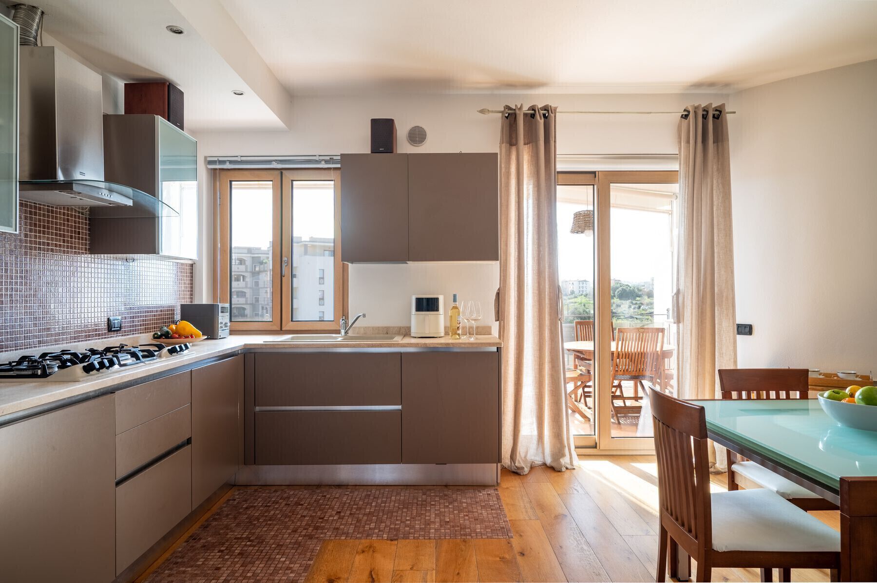 Frigorífico, horno, lavavajillas y cafetera o tetera