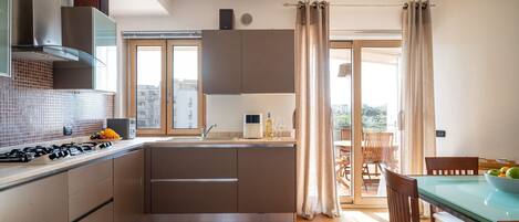 Fridge, oven, dishwasher, coffee/tea maker