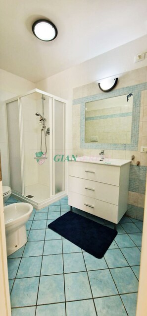 Shower, hair dryer - One-Bedroom Apartment for 4 Guests  Ref.Casa Sissy-Rif. Casa Sissy (San Vincenzo)