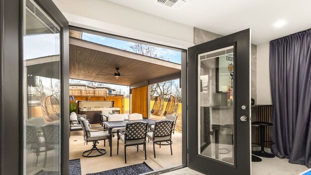 Een modern interieur met een glazen deur die leidt naar een terras.