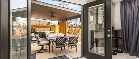 تناول الطعام بالخارج