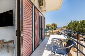 Outdoor dining - Sun & Beach Apartment in Chania 8 (Chania)