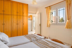 1 bedroom, desk, iron/ironing board, travel cot - Kallithea Apartment for 4 Ground Floor (Lakithra)