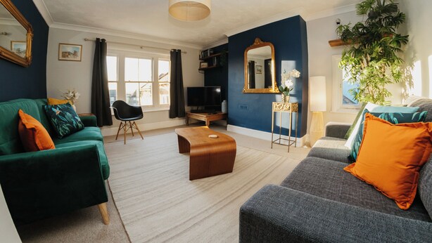 A living room with a sofa, a coffee table, a TV, and a plant. - Historic Castle & Central Location To Arundel's Iconic High St (Arundel)