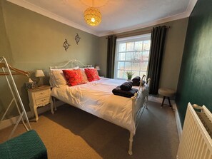 2 bedrooms, iron/ironing board, Internet, bed sheets - Historic Castle & Central Location To Arundel's Iconic High St (Arundel)