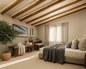 Ein Schlafzimmer mit einem Bett, einem Schreibtisch, einem Stuhl, einer Zimmerpflanze und einem Fenster mit Vorhängen.