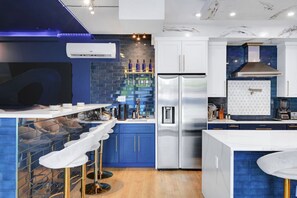 Fridge, microwave, oven, stovetop - 2x HotTub, MiniGolf, Pool, Games,Theater, 20Guests (San Antonio)