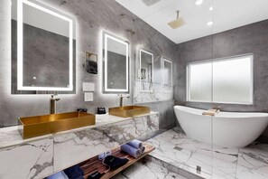 Shower, hair dryer, bidet, towels - 2x HotTub, MiniGolf, Pool, Games,Theater, 20Guests (San Antonio)