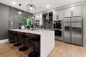 Private kitchen - City Views Rooftop Karaoke, Pool, Hot Tub, Games (San Antonio)