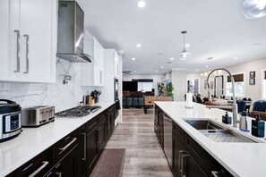 Fridge, microwave, oven, stovetop - Stylish 6BR/5BA, DT, Hot Tub, Games, Sleeps 20+ (San Antonio)