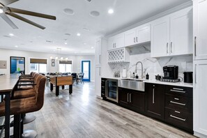 Fridge, microwave, oven, stovetop - Stylish 6BR/5BA, DT, Hot Tub, Games, Sleeps 20+ (San Antonio)
