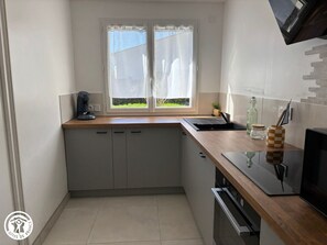 Fridge, microwave, oven, dishwasher - Single-storey house near Marais Poitevin (L'Île-d'Elle)