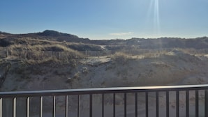 A beach with dunes and a wooden fence. - Apartment sea view - 4 guests (Fort-Mahon-Plage)