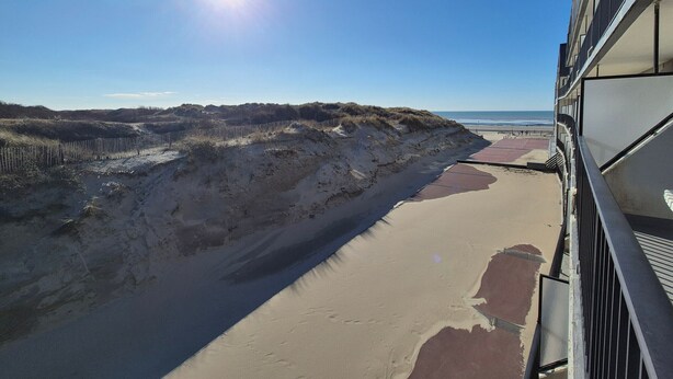 A beach view from a balcony with a clear sky and sun. - Apartment sea view - 4 guests (Fort-Mahon-Plage)