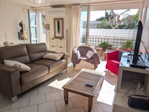 TV - Apartment with AC, sea view - 4 guests (Port-la-Nouvelle)