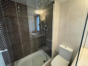 Bathroom - Cozy Seaside Apartment with Pool and Private Parking in Roses (Roses)