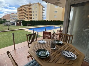 Outdoor dining - Cozy Seaside Apartment with Pool and Private Parking in Roses (Roses)