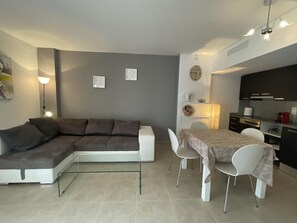 TV - Cozy Seaside Apartment with Pool and Private Parking in Roses (Roses)