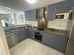 Fridge, microwave, oven, dishwasher - Cozy Apartment with Pool, Near Beach, and Town Center in Roses (Roses)