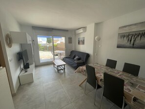TV - Cozy Apartment with Pool, Near Beach, and Town Center in Roses (Roses)