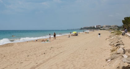 Family Villa for 6 with Air Conditioning and Parking