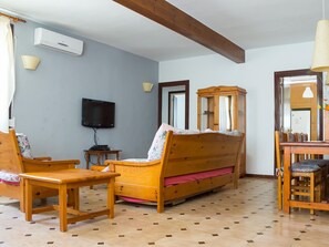 A room with a bed, wooden furniture, a television, and a mirror. - Family Villa for 6 with Air Conditioning and Parking (Mont-roig del Camp)