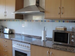 Fridge, microwave, oven, dishwasher - House with Air Conditioning and Terrace in Miami Platja (Miami Playa)